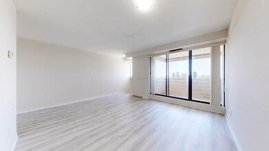 Burlington Square in Burlington, ON - Building Photo - Building Photo