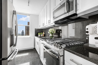 300 E 75th St in New York, NY - Building Photo - Building Photo