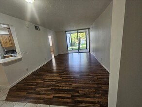 211 Lake Pointe Dr in Oakland Park, FL - Building Photo - Building Photo