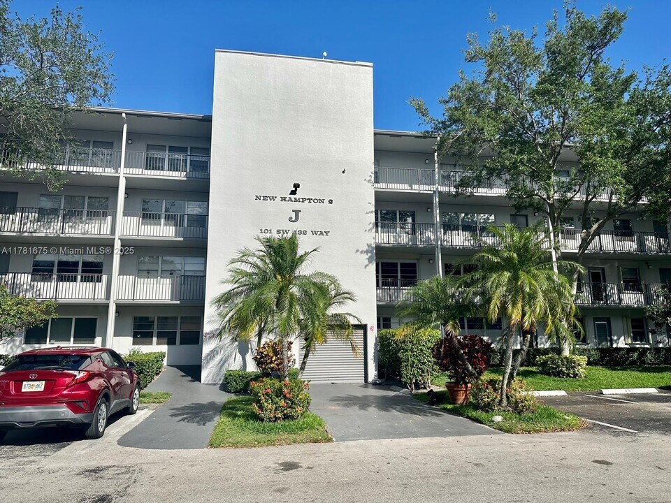 101 SW 132nd Way in Pembroke Pines, FL - Foto de edificio