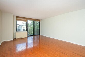 700 Grove St-Unit -#4S in Jersey City, NJ - Building Photo - Building Photo