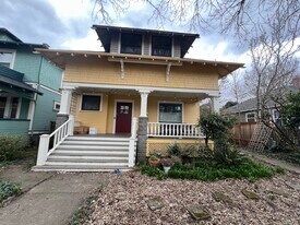 1402 SE 32nd Ave in Portland, OR - Building Photo