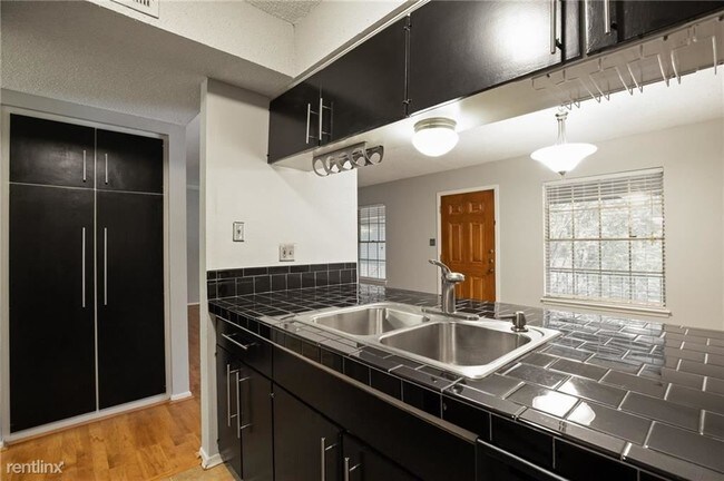 7801 Shoal Creek Blvd in Austin, TX - Building Photo - Building Photo