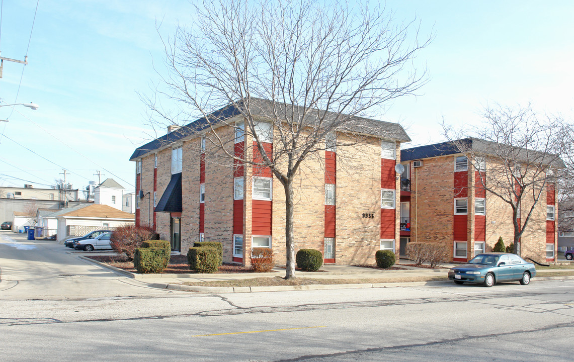 9956 W Belmont Ave in Franklin Park, IL - Building Photo