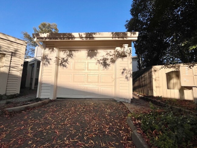 325 E 8th St in Davis, CA - Building Photo - Building Photo