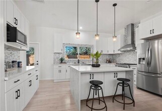 17601 Rhoda St in Encino, CA - Building Photo - Building Photo