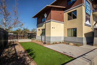 Creekside Apartments in Vista, CA - Building Photo - Building Photo