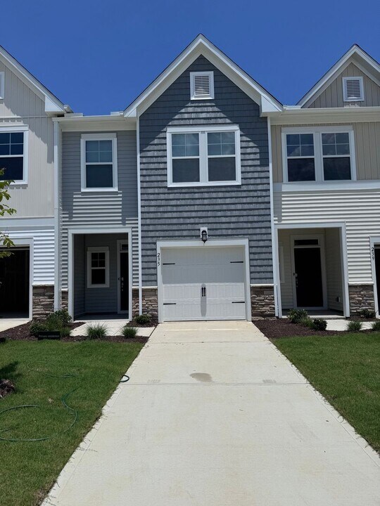 235 Paramount Dr in Smithfield, NC - Building Photo