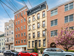 323 Monroe St in Hoboken, NJ - Foto de edificio - Building Photo