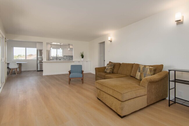 5301 E The Toledo, Unit 201 in Long Beach, CA - Foto de edificio - Building Photo