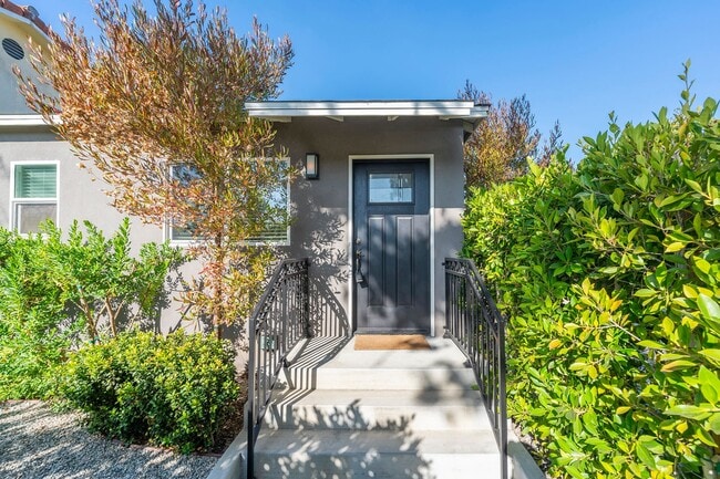 10847 Jefferson Blvd in Culver City, CA - Building Photo - Building Photo