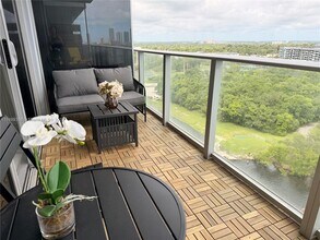 16385 Biscayne Blvd in North Miami Beach, FL - Building Photo - Building Photo