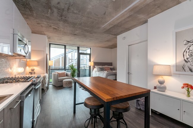 1714 W Roscoe St-Unit -203 in Chicago, IL - Building Photo - Building Photo