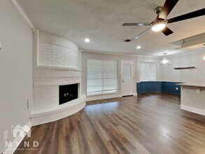 1914 Meadow Creek Dr in Pearland, TX - Foto de edificio - Building Photo