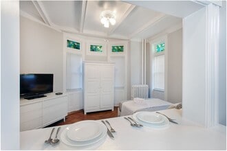 17 Britton St, Unit Studio Apt. in Jersey City, NJ - Building Photo - Building Photo