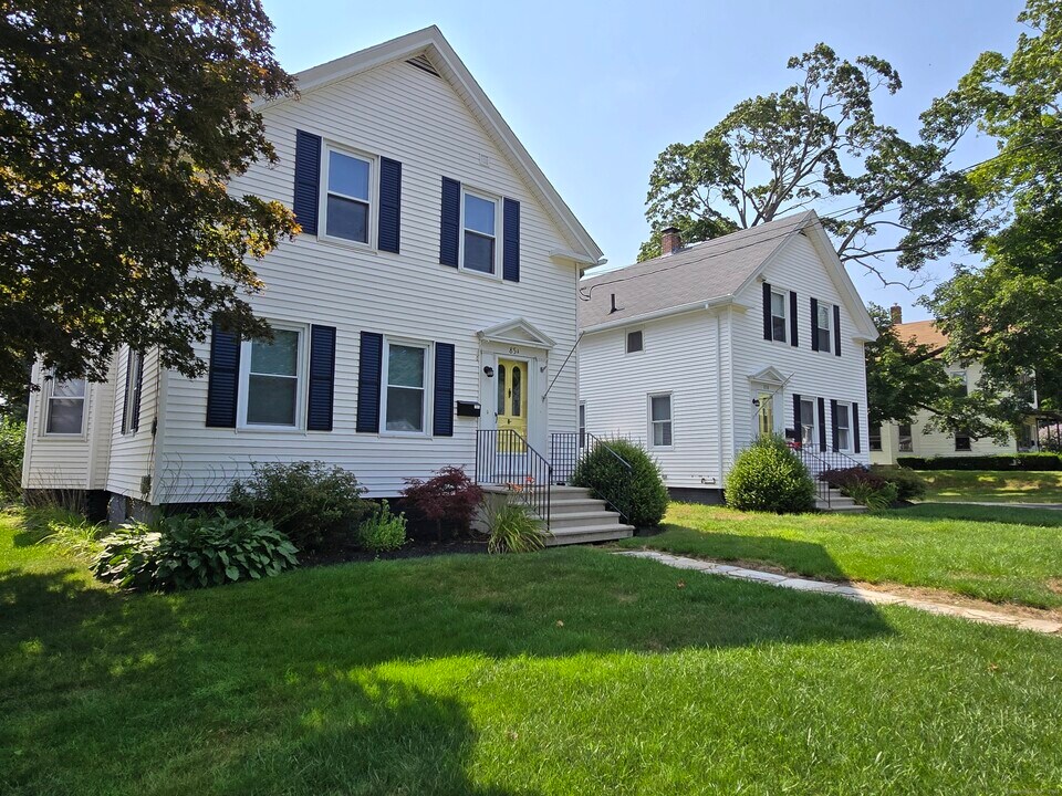 85 Maple St in Killingly, CT - Building Photo