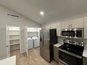 1408 E Iris Ave, Unit 4 in McAllen, TX - Building Photo - Building Photo