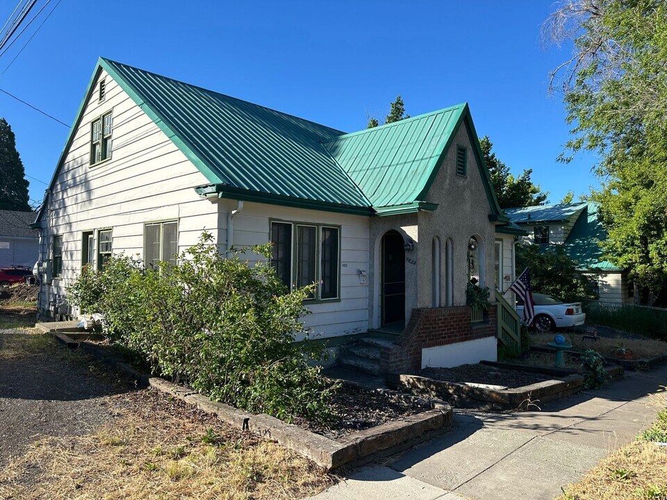 1822 Earle St in Klamath Falls, OR - Building Photo