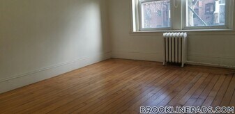 1822 Beacon St in Brookline, MA - Building Photo