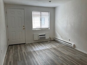 207 Kellywood Mnr, Unit 206 in New Kensington, PA - Building Photo - Building Photo