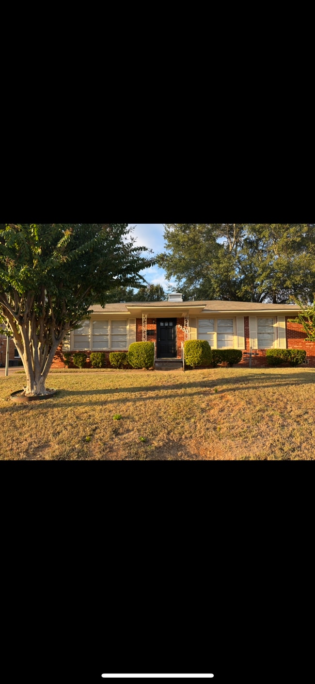 property at 1300 E Hankerson St