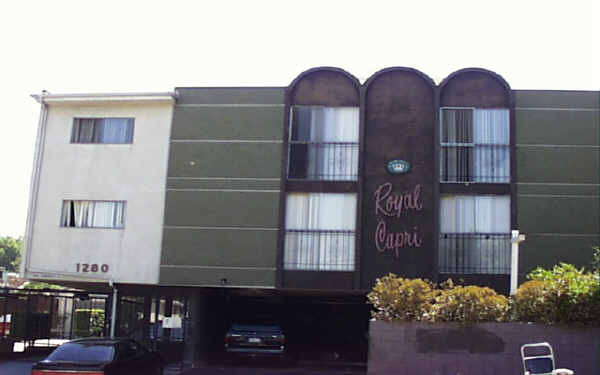 Royal Capri in Glendale, CA - Foto de edificio