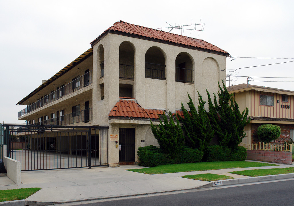 12028 Grevillea Ave in Hawthorne, CA - Foto de edificio