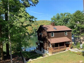 11 Candlewood Rd in New Fairfield, CT - Foto de edificio - Building Photo