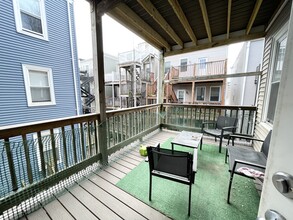 32 Rawson St, Unit 3 in Boston, MA - Foto de edificio - Building Photo