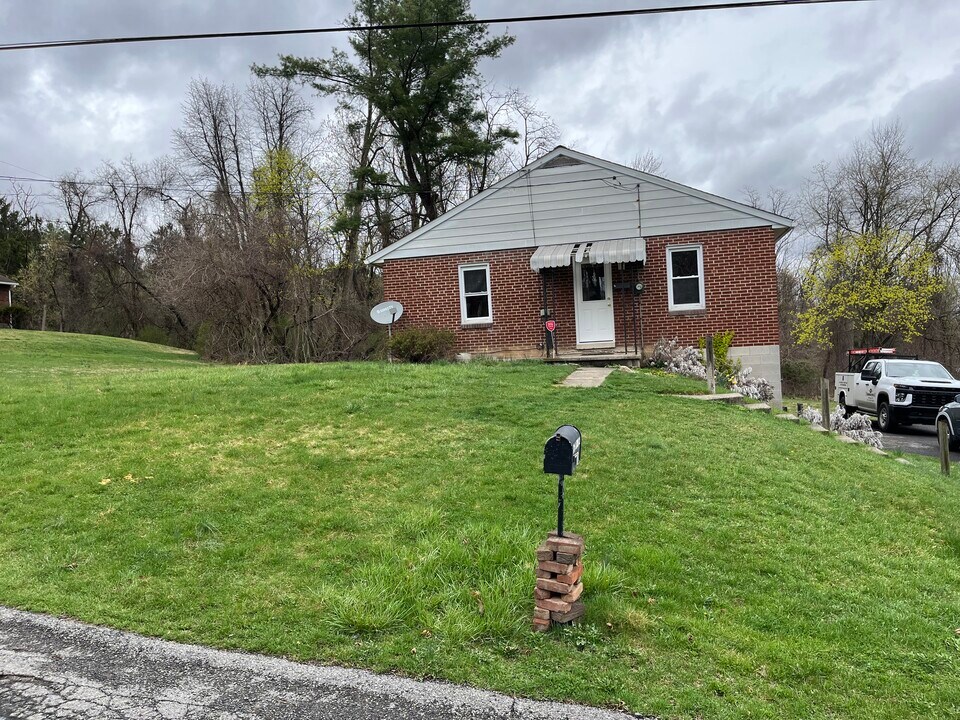907 N Pine St in Burnham, PA - Building Photo