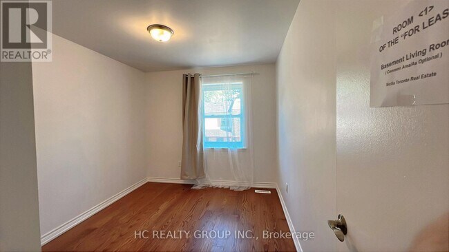 2061-2061 Bridletowne Cir in Toronto, ON - Building Photo - Building Photo