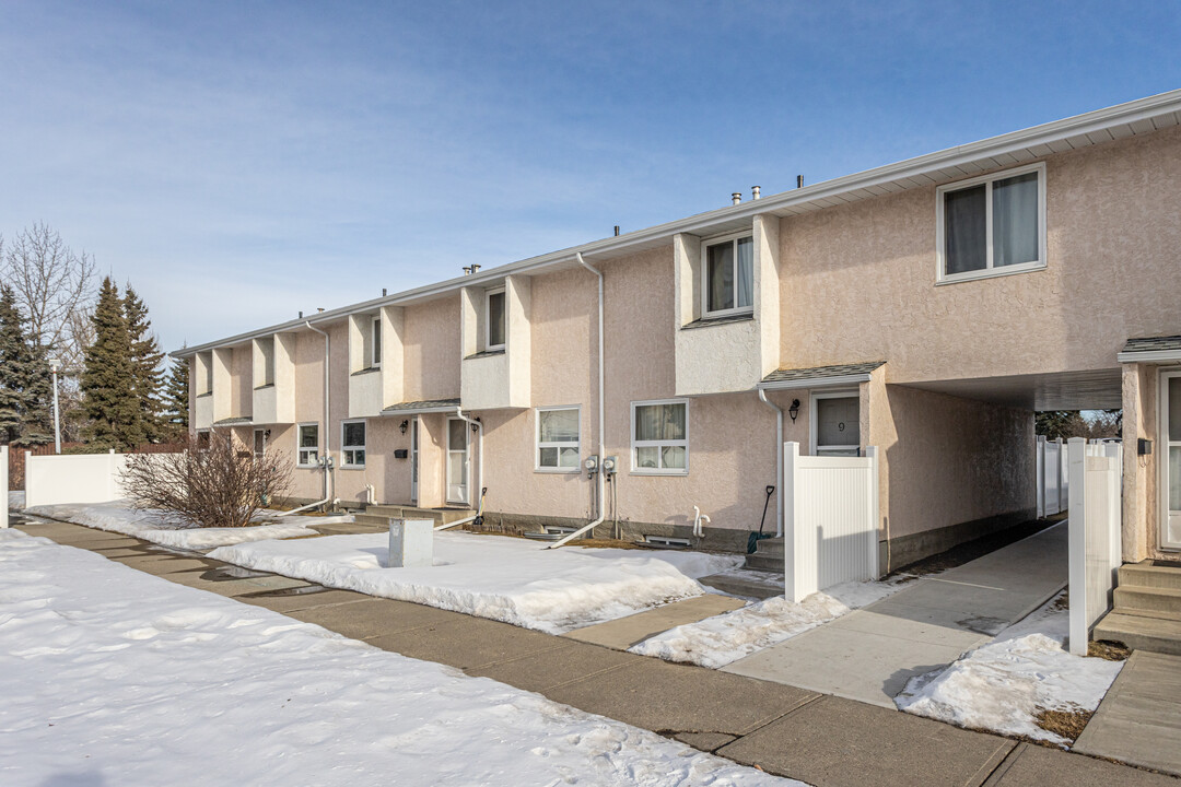 Lakewood Village in Edmonton, AB - Building Photo