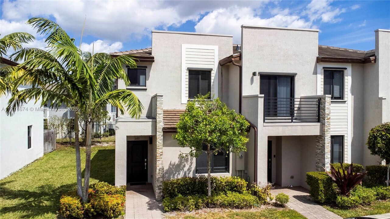 321 NE 208th Terrace in Miami, FL - Building Photo