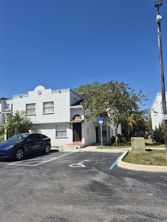 4774 NW 97th Pl in Doral, FL - Building Photo
