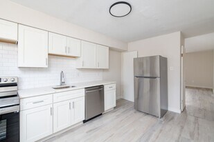 Forest Creek Apartments in St. Louis, MO - Building Photo