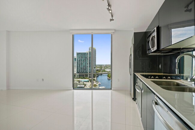 31 SE 6th St, Unit 1901 in Miami, FL - Building Photo - Building Photo