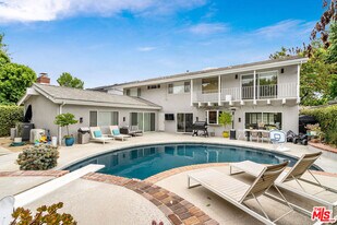 13133 Morrison St in Los Angeles, CA - Building Photo