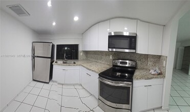 9431 SW 4th St in Miami, FL - Foto de edificio - Building Photo