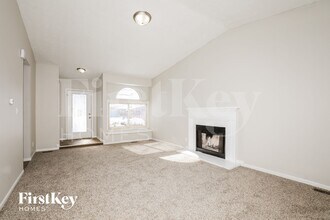 3961 Bonn Dr, Unit G14 in Indianapolis, IN - Foto de edificio - Building Photo