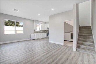 13859 Valerio St in Los Angeles, CA - Foto de edificio - Building Photo