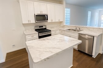 10226 Clearwick St in Houston, TX - Foto de edificio - Building Photo