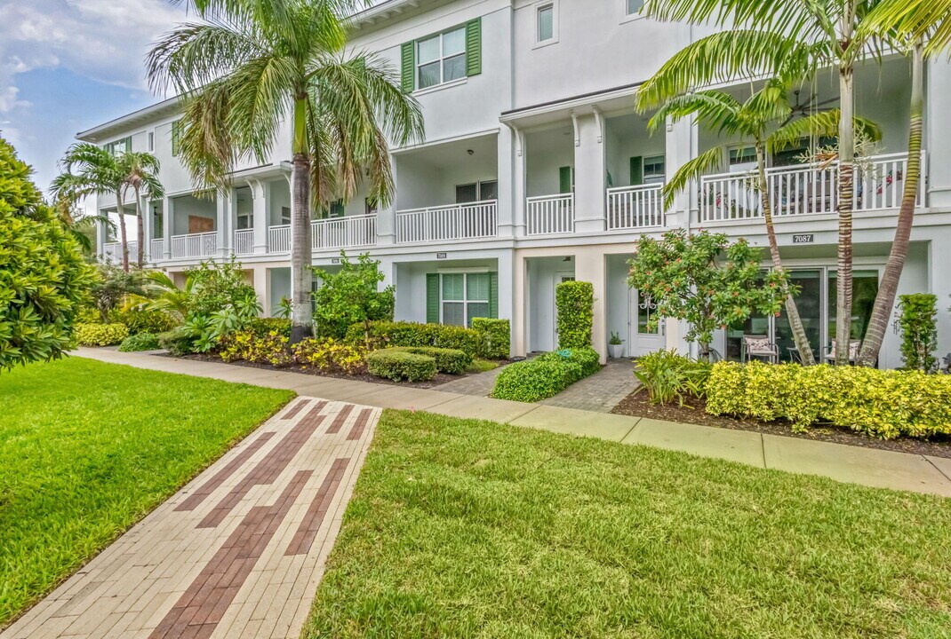 7089 Edison Pl in Palm Beach Gardens, FL - Building Photo