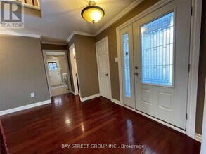 2079 Pineview Dr in Oakville, ON - Building Photo - Building Photo