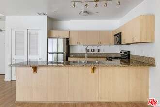 630W W 6th St in Los Angeles, CA - Building Photo - Building Photo