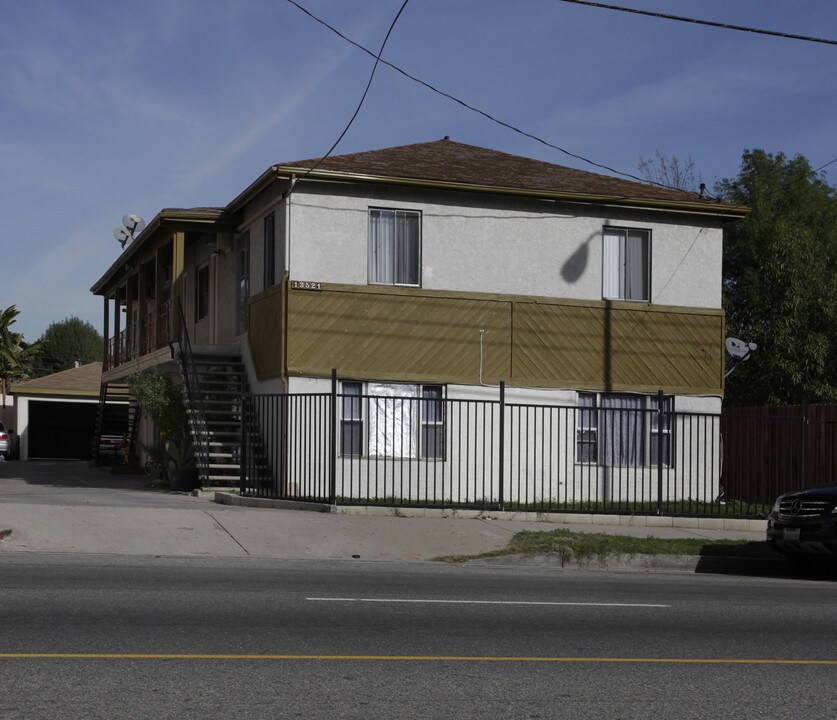 13521 Vanowen St in Van Nuys, CA - Building Photo