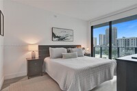 121 NE 34th St, Unit 902 in Miami, FL - Foto de edificio - Building Photo