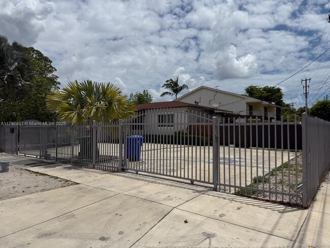 2895 SW 32nd Ct in Miami, FL - Building Photo - Building Photo