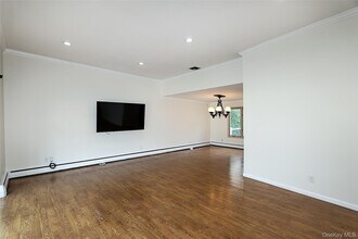 14 Glenn Dr in Woodbury, NY - Foto de edificio - Building Photo