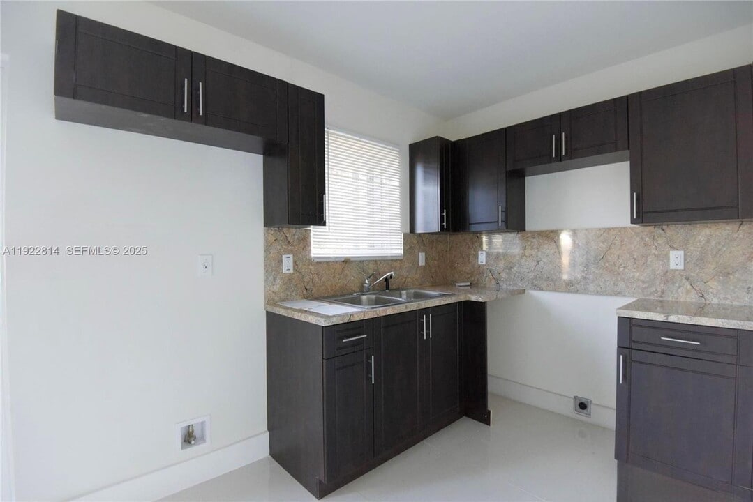 1980 NW 54th St in Miami, FL - Building Photo