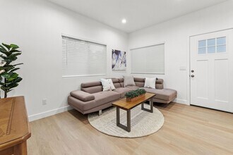 437 E Patterson Way in Fullerton, CA - Building Photo - Building Photo